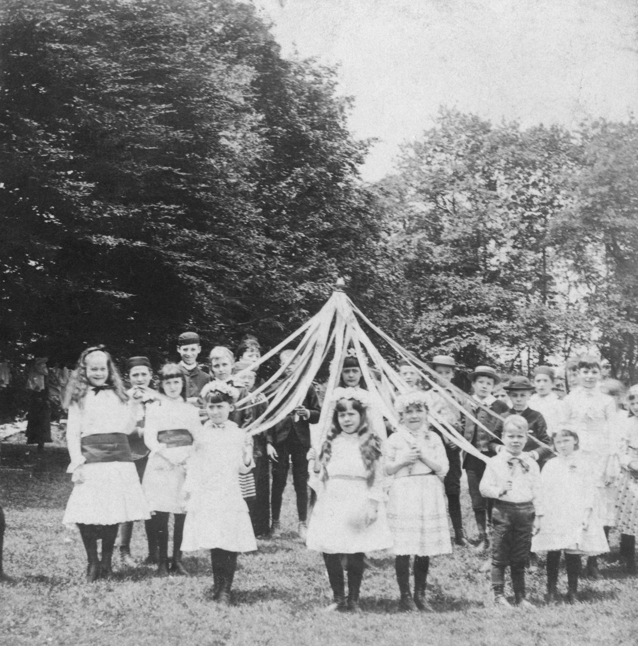 Majdrottningen 1886 av B. W. Kilburn