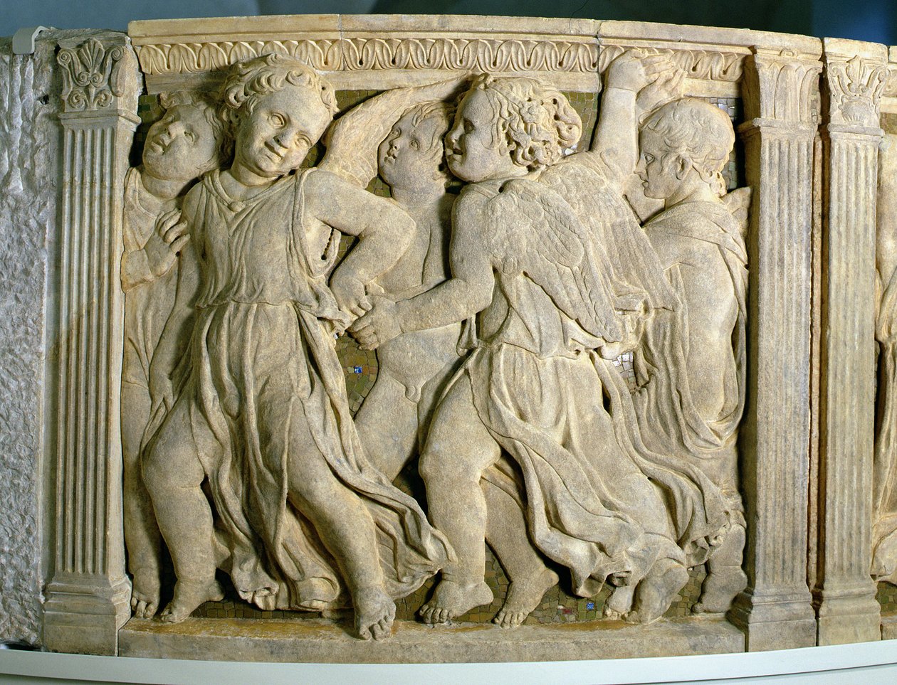 Panel nr I efter restaurering från Prato-katedralens yttre predikstol av B. di Donatello and Michelozzo