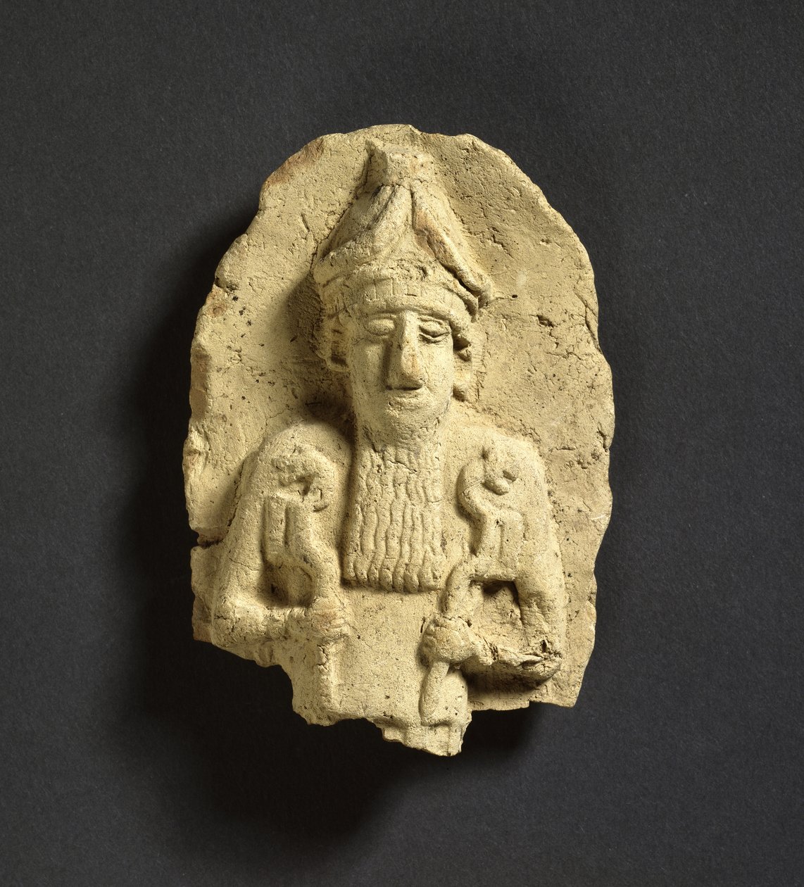 En gud som håller en lejonhövdad spira i varje hand, möjligen Nergal, gammal babylonisk från Kish, 3:e årtusendet f.Kr. (keramik) av Babylonian