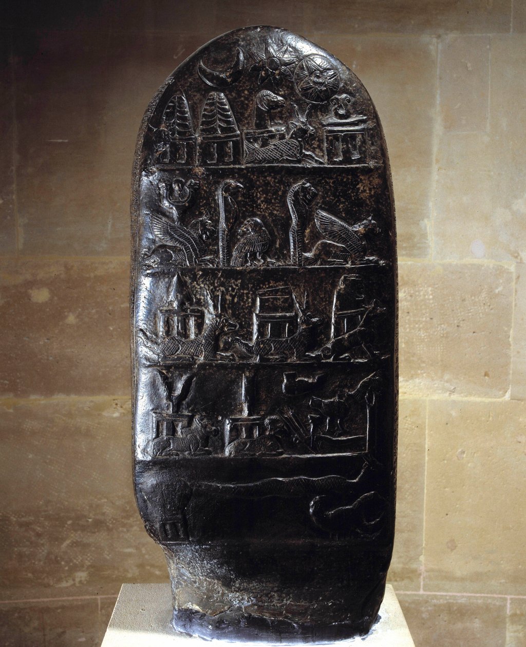 Orientalisk antikvitet: stele (eller kudurru, stöd för markdonation) i svart kalksten huggen från basreliefer av kung Meli-Shipak (eller Melishipak) II (1186-1172 f.Kr.) till förmån för hans son Marduk-apla-iddina. De representerar de stora gudarna. Från p av Babylonian