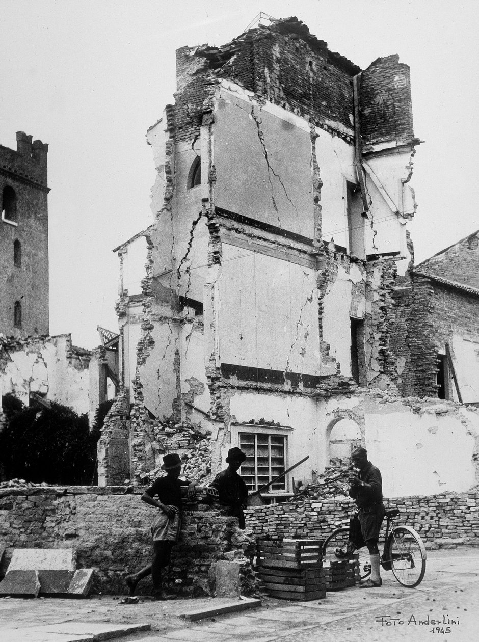 Bombardementen av Sermide. Tre personer framför en grupp bombarderade hus av Baccarini and Porta