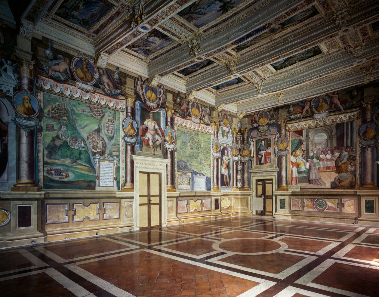 Kunglig eller Hercules hall med fresker av Baldassare Croce som skildrar mytologiska och historiska scener i staden Viterbo, trätak med stadens ägodelar, Rådhuset (tidigare Palazzo dei Priori), Viterbo, Lazio, Italien av Baldassare Croce