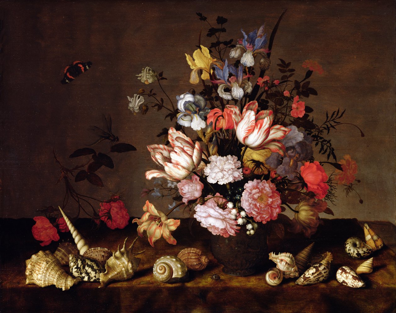 Stilleben av en vas med blommor med snäckor av Balthasar van der Ast