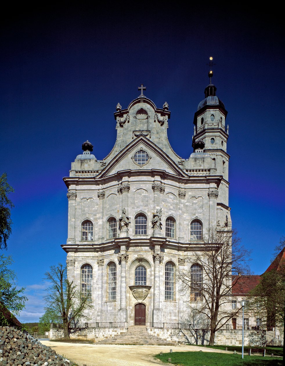 Utsikt över klostrets fasad av arkitekten Johann Balthasar Neumann (1687-1753) Neresheim, Tyskland av Balthasar Neumann