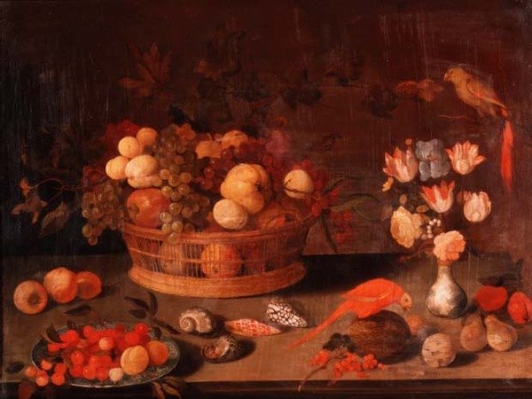Ett stilleben av persikor, äpplen och vindruvor i en flätad korg, blommor i en kinesisk vas och två papegojor på ett bord av Balthasar van der(follower of) Ast
