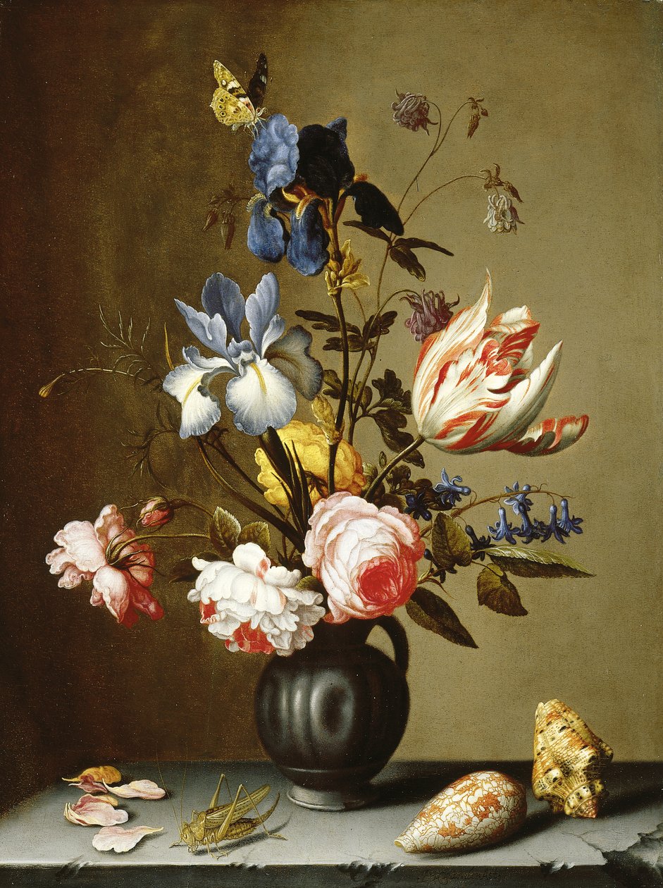 Iris, rosor, akleja, hyacint och en tulpan i en svart keramikkanna, med snäckskal och en gräshoppa på en stenkant av Balthasar van der Ast