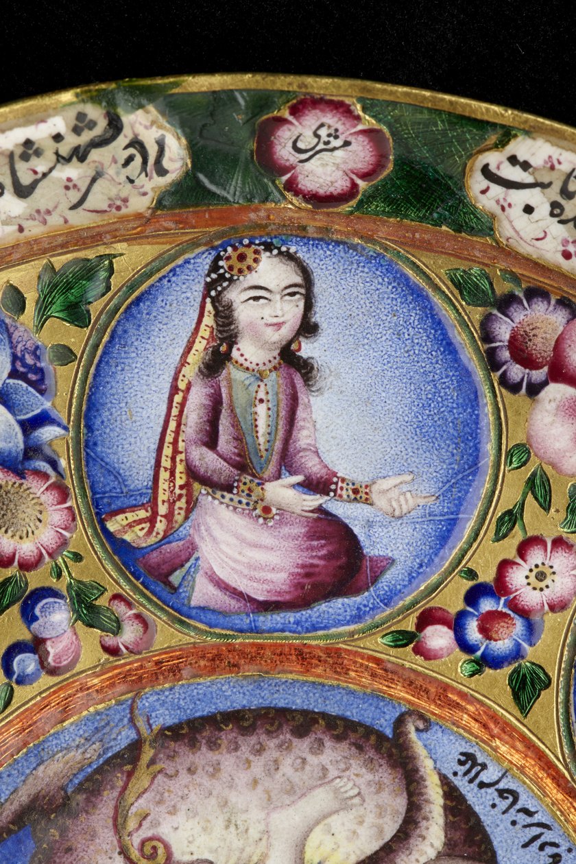 Skål med lock, fat och sked med astrologisk dekoration, tidigt 1800-tal (emalj & guld) av Baqir Baqir