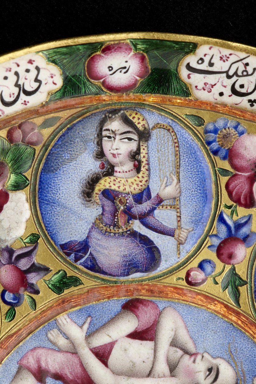 Skål med lock, fat och sked med astrologisk dekoration, tidigt 1800-tal (emalj & guld) av Baqir Baqir