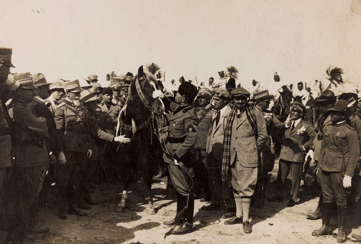 Benito Mussolini med sin fascist och Italo Balbo i Libyen i Tripoli (s/v foto) av Barbera La