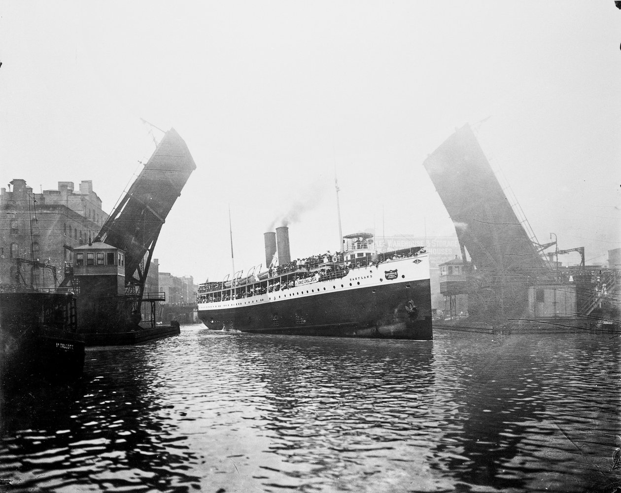 Eastland ship, Chicago, Illinois, USA, ca 1900 (s/v foto) av Barnes and Crosby