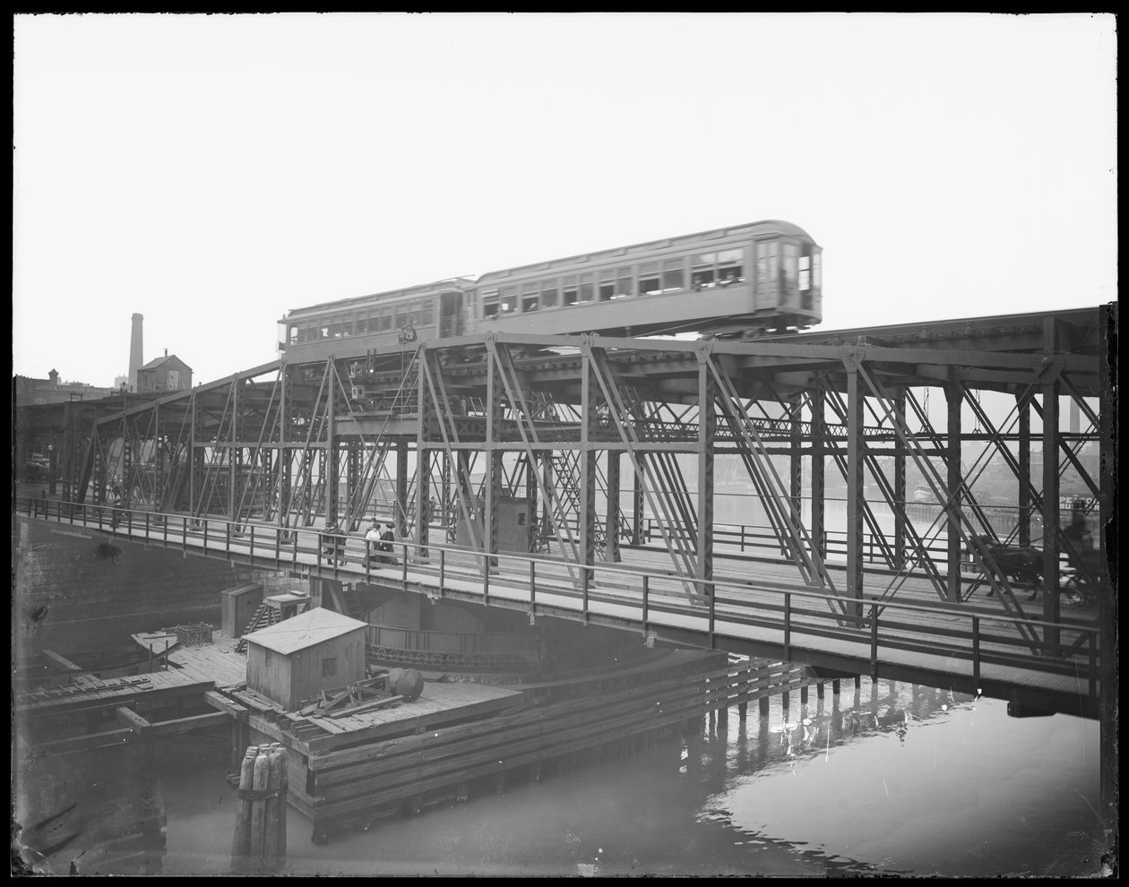 Högt tåg som korsar Wells Street Bridge, Chicago, Illinois, USA, ca 1905 (s/v foto) av Barnes and Crosby