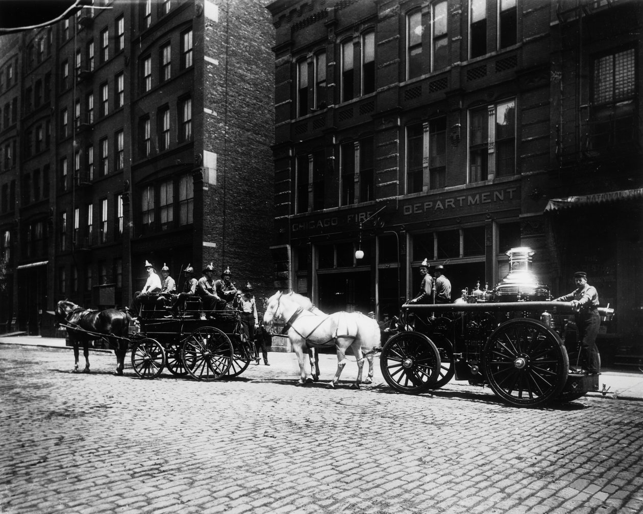 Brandbilar utanför Engine House No. 40, Chicago, Illinois, USA, ca 1905 (s/v foto) av Barnes and Crosby