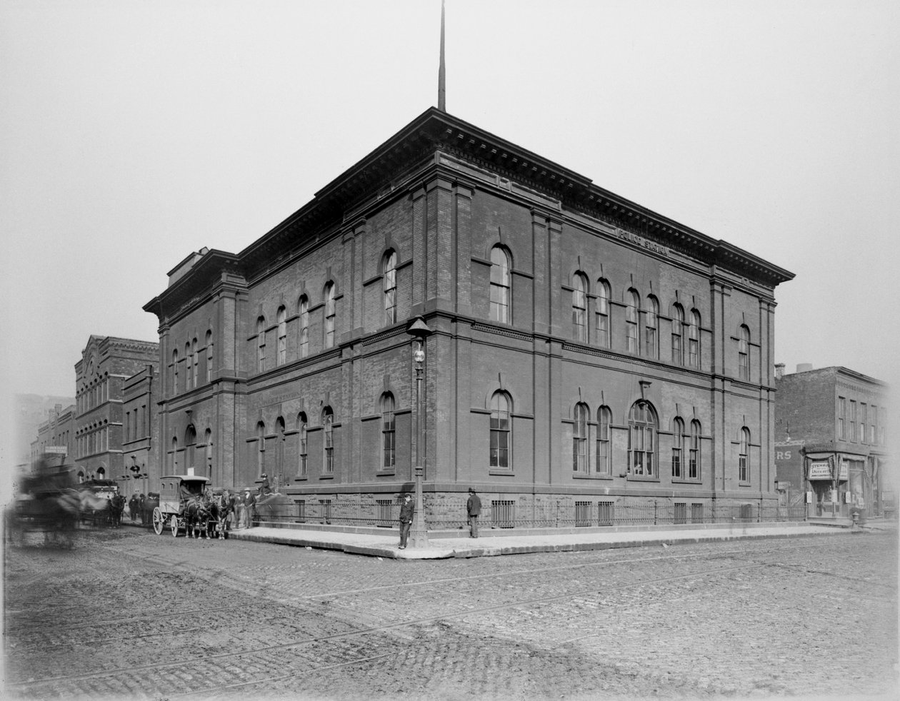 Harrison Street Police Station, Chicago, Illinois, USA, ca 1900 (s/v foto) av Barnes and Crosby