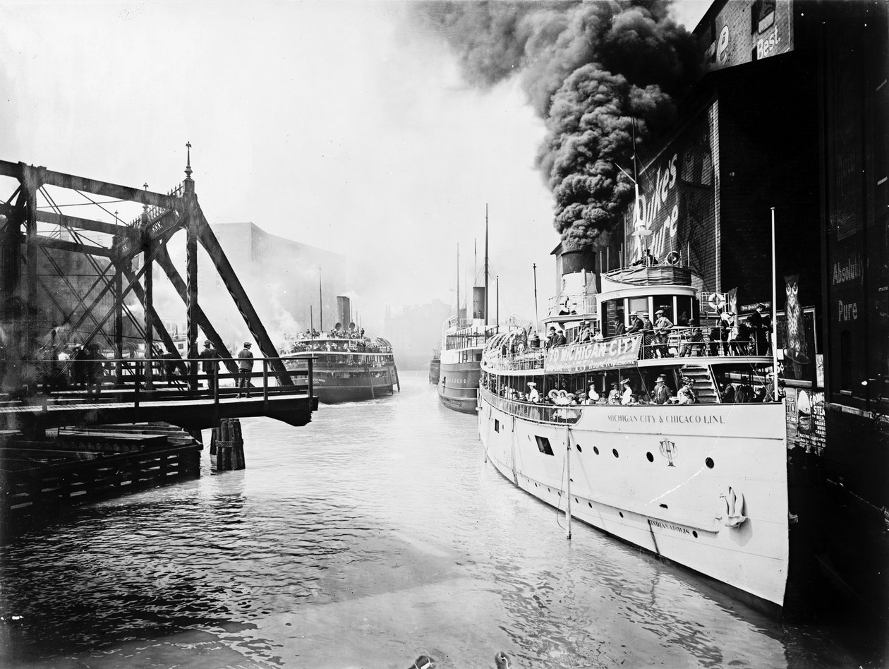 Passagerarbåtar i Chicago River, Chicago, Illinois, USA, ca 1905 (s/v foto) av Barnes and Crosby
