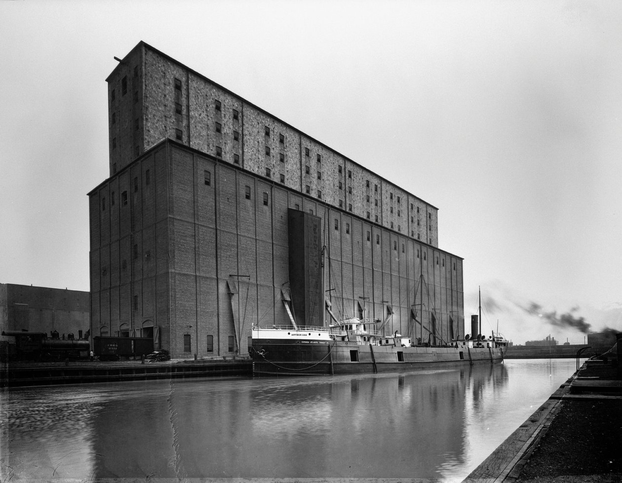 S. S. Arthur Orr vid Armour Elevator E, Chicago, Illinois, USA, ca 1905 (s/v foto) av Barnes and Crosby