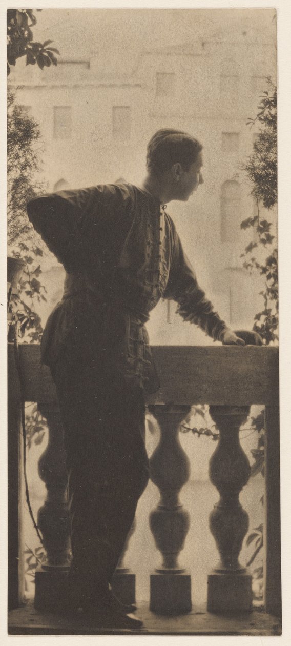 [Självporträtt] / [Adolf de Meyer på balkongen i Palazzo Balbi-Valier, Venedig, Italien] av Baron Adolf De Meyer
