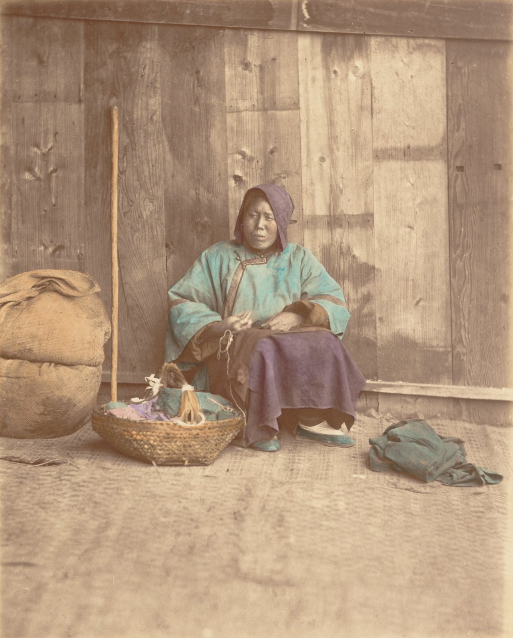 [Kinesisk kvinna som sitter med korg], 1870-talet. av Baron Raimund von Stillfried