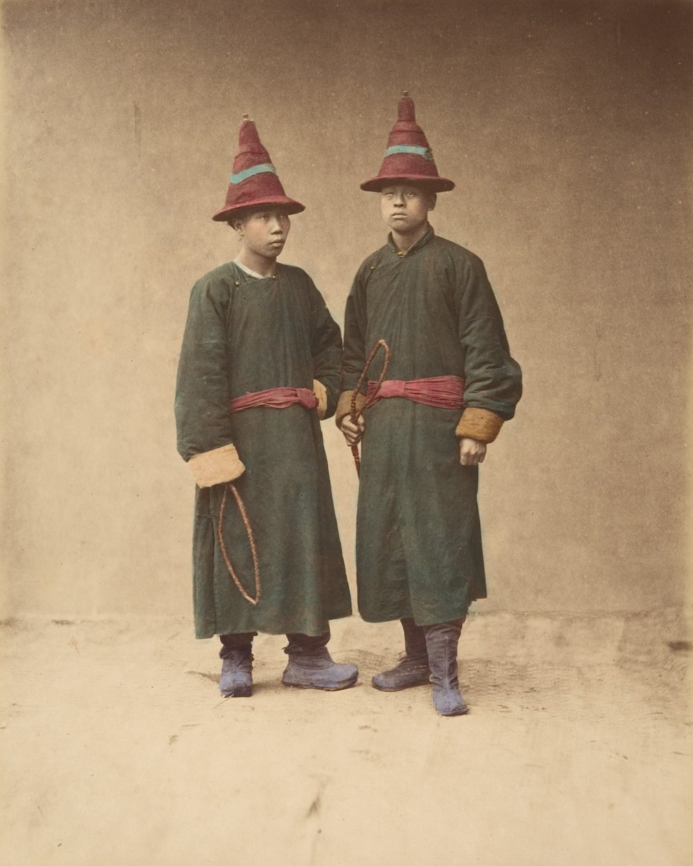 [Två kinesiska män i matchande traditionell klänning], 1870-talet. av Baron Raimund von Stillfried