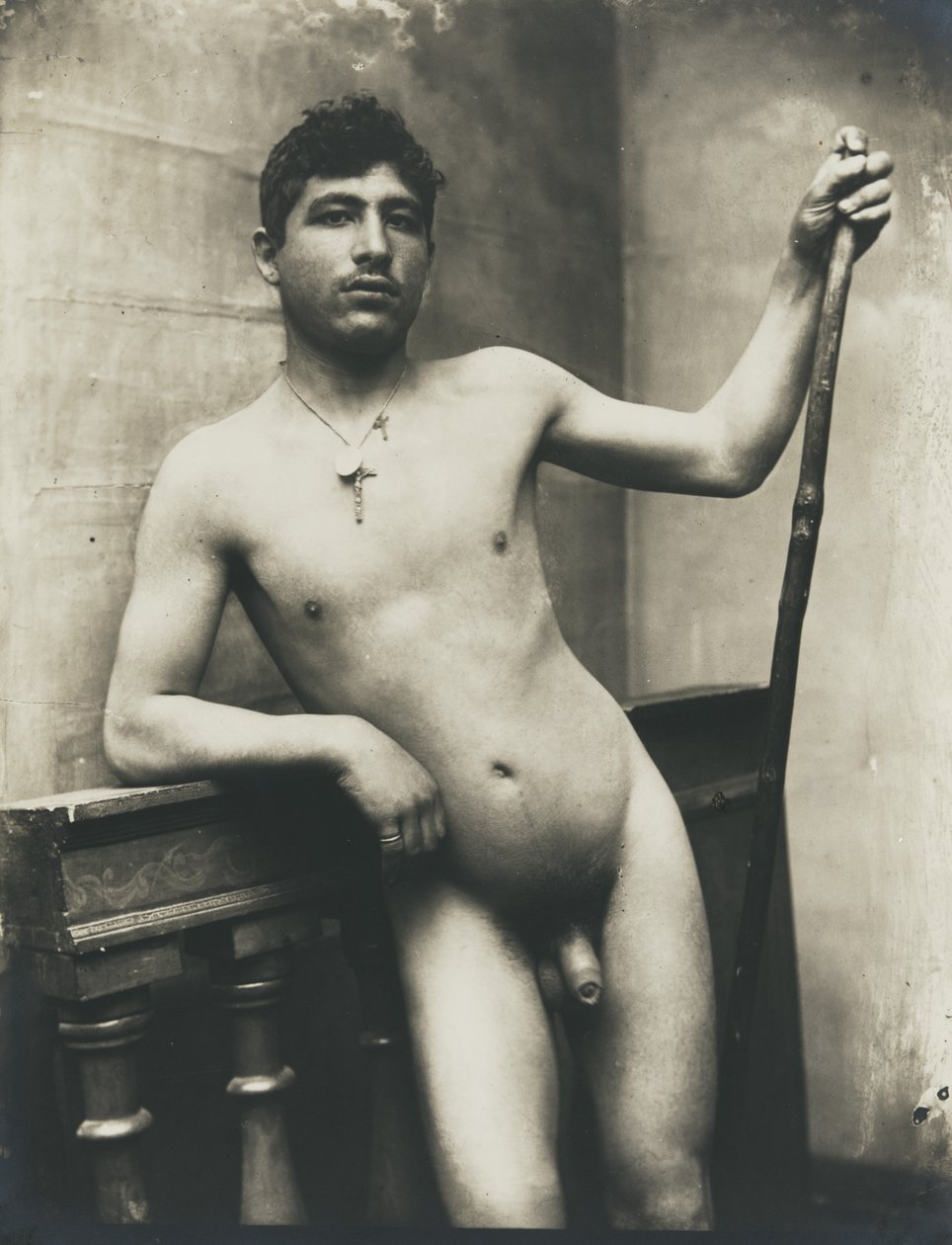 [Naken man med stav och krucifixhalsband] av Baron Wilhelm von Gloeden