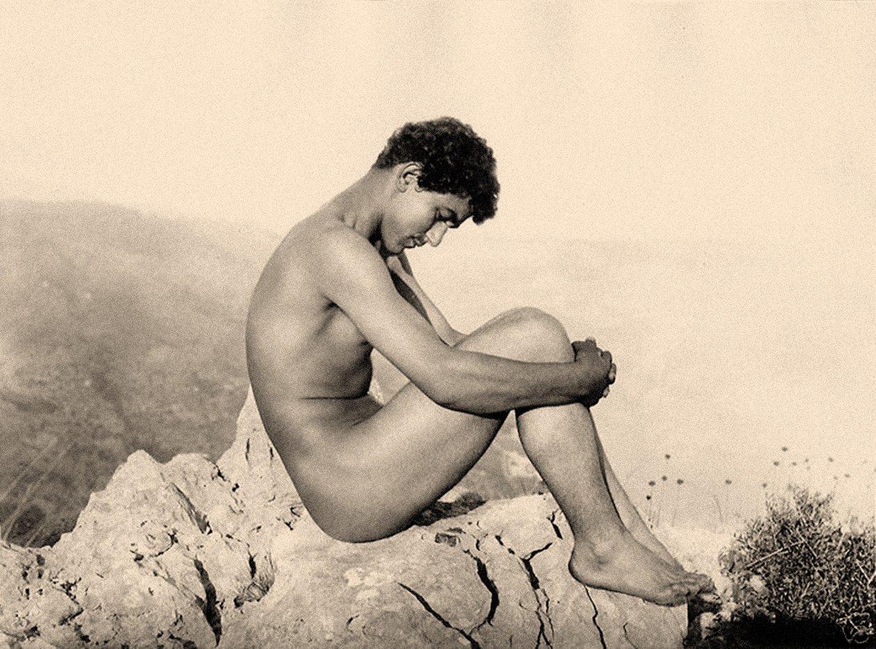 Studie av en naken man på en sten, Taormina, Sicilien, ca 1900 (sepiafoto) av Baron Wilhelm von Gloeden