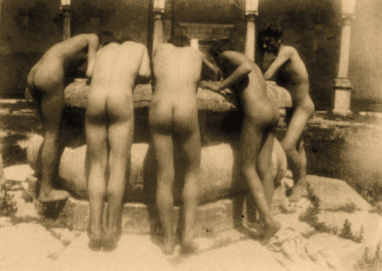 Studie av fem pojkar som tittar ner i en brunn, Sicilien, C.1900 (sepiafoto) av Baron Wilhelm von Gloeden