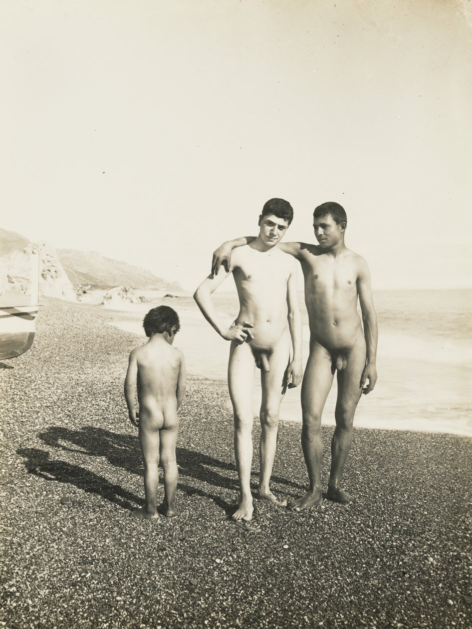 Två unga män och en pojke på stranden av Baron Wilhelm von Gloeden