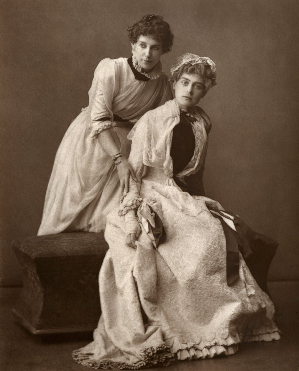 Brittiska skådespelerskorna Eweretta Lawrence och Grace Otway i On Change, 1886 av Barraud