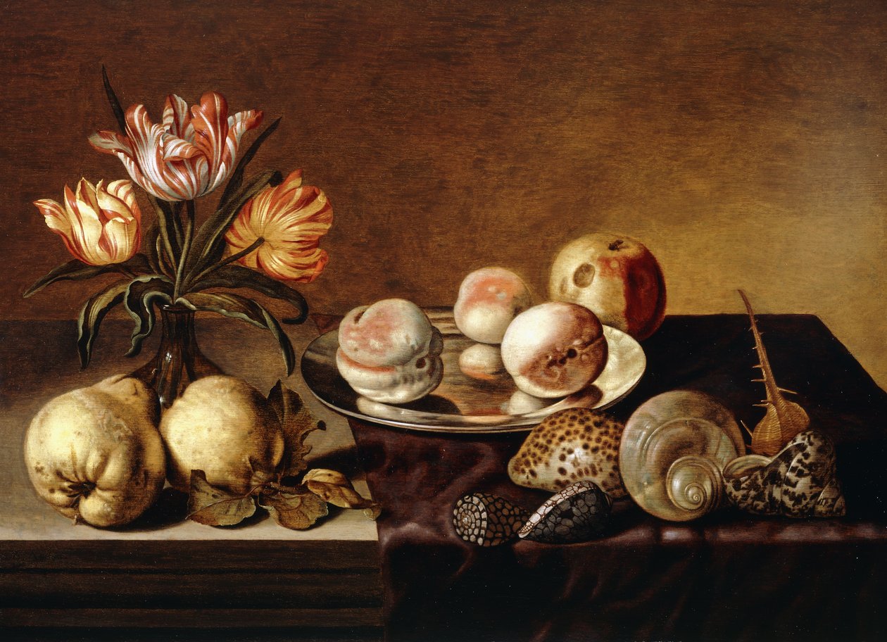 En silverplatta med persikor, en vas med papegojtulpaner, päron och skal på ett delvis draperat bord, av Bartholomeus Assteyn