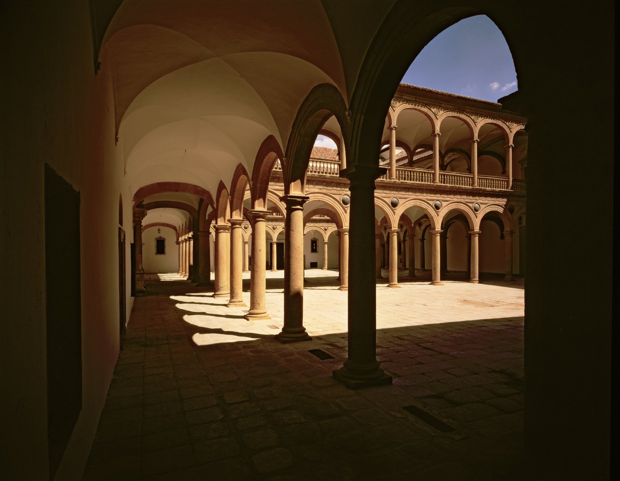 Vy över gallerian på sjukhusets innergårdar, ritad av Bartolome Bustamante (ca 1499-1570) (foto) av Bartolome de Bustamante