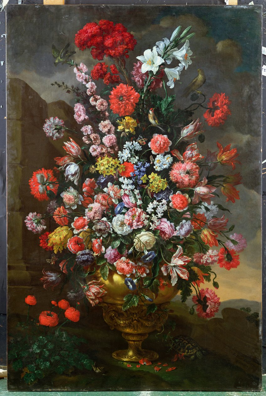 Liljor, tulpaner, nejlikor, pioner, convolvuli och andra blommor i en bronsurna med fåglar, en sköldpadda och fjärilar i ett landskap, 1718 av Bartolomeo Bimbi