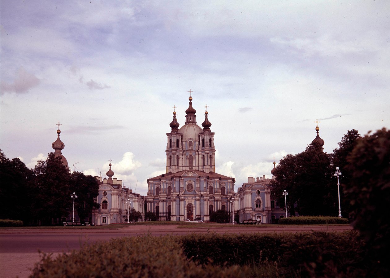 Arkitektur: utsikt över Smolny-klostret byggt mellan 1748 och 1835 av arkitekten Francesco Bartolomeo Rastrelli (1700-1771), Sankt Petersburg, Ryssland. av Bartolomeo Franceso Rastrelli