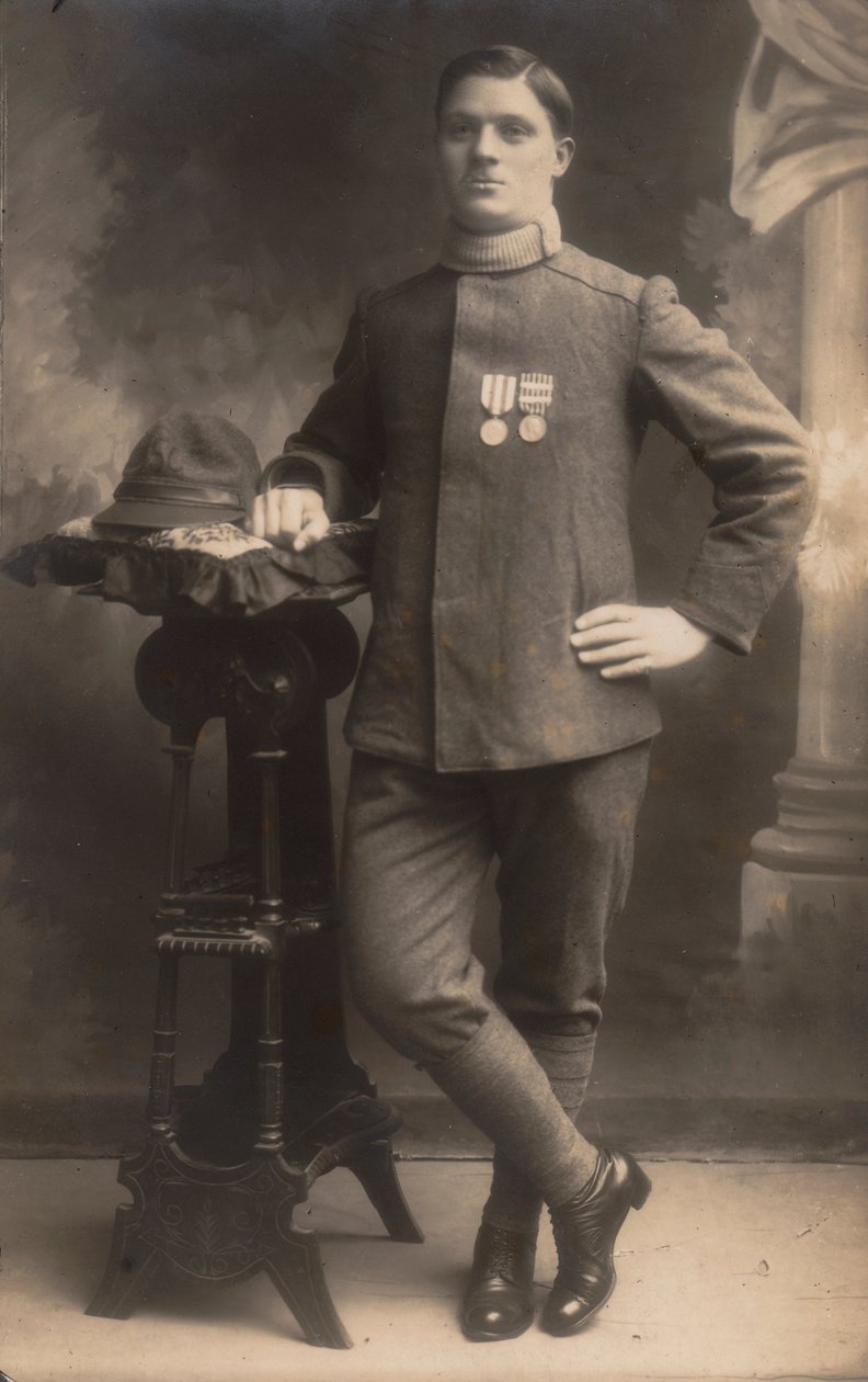 Album "The GM R. Army (första världskriget)": Infanterisoldat i landsuniform (s/v foto) av Battelli Battelli