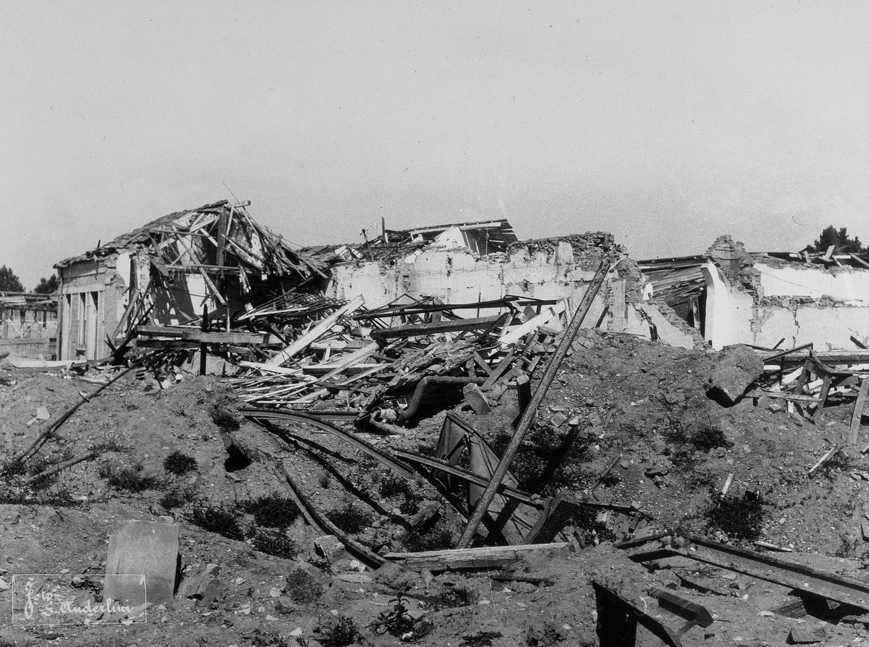 Bombardementen av Sermide: byggnader skadade under andra världskriget av Bayard and Bertall