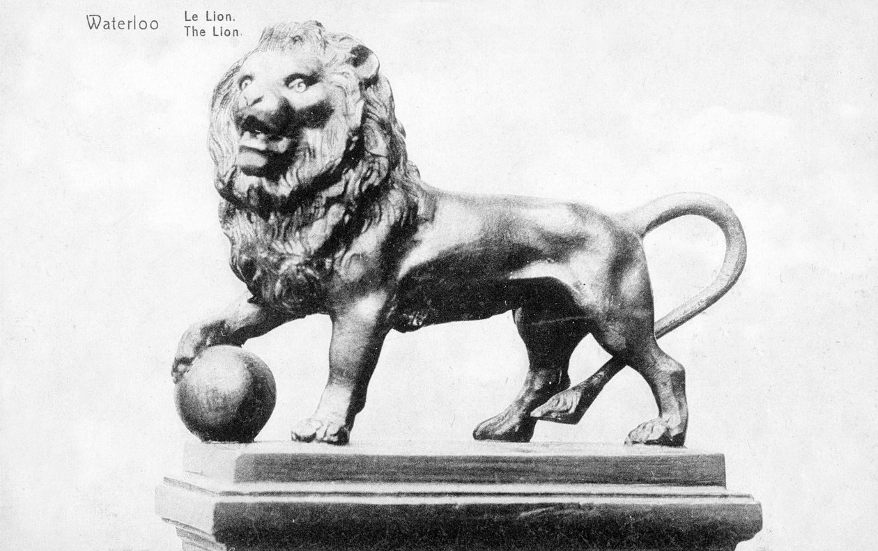 Det holländska minnesmärket över slaget vid Waterloo, föreställande lejonet på toppen av Butte du Lion (Lions Mound), jubileumsvykort, c.1912 (photolitho) av Belgian Photographer