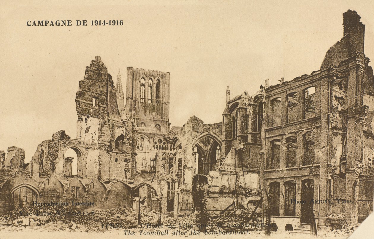 Hotel de Ville efter bombardementet, Ypres, 1915 av Belgian Photographer