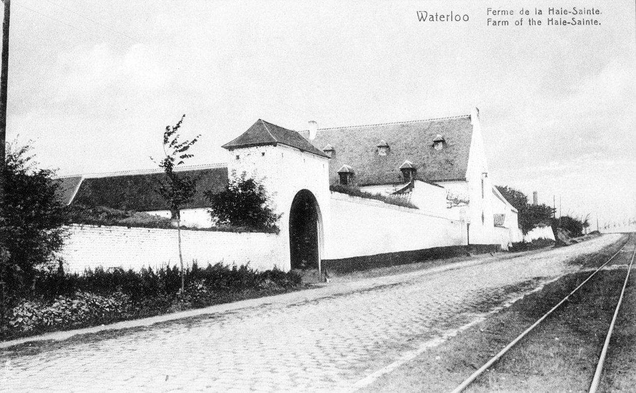 Gården La Haye-Sainte, på vägen från Charleroi till Bryssel och en viktig strategisk plats för Wellington under slaget vid Waterloo, minnesvykort c.1912 (photolitho) av Belgian Photographer