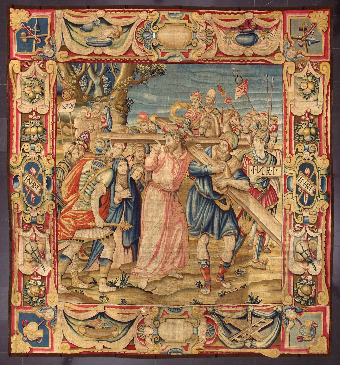 Kristus och Simon av Kyrene (kyreneiern). (Femte stoppet på korsvägen (bärande korset). En del av korset bär inskriptionen I.N.R.I. (INRI). Gobeläng tillverkad i manufakturerna i Bryssel. 1500-talet Genes, Musei di Strada Nuova av Belgian School