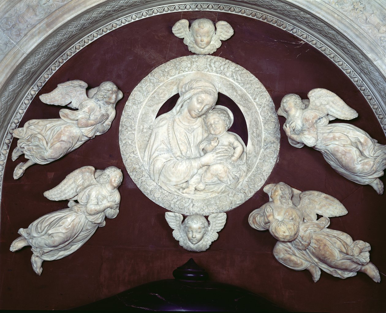 Filippo Strozzis grav 1428-91 i Strozzikapellet, detalj av Jungfrun och barnet med änglar, 1491-95 marmordetalj av 208700 av Benedetto da Maiano