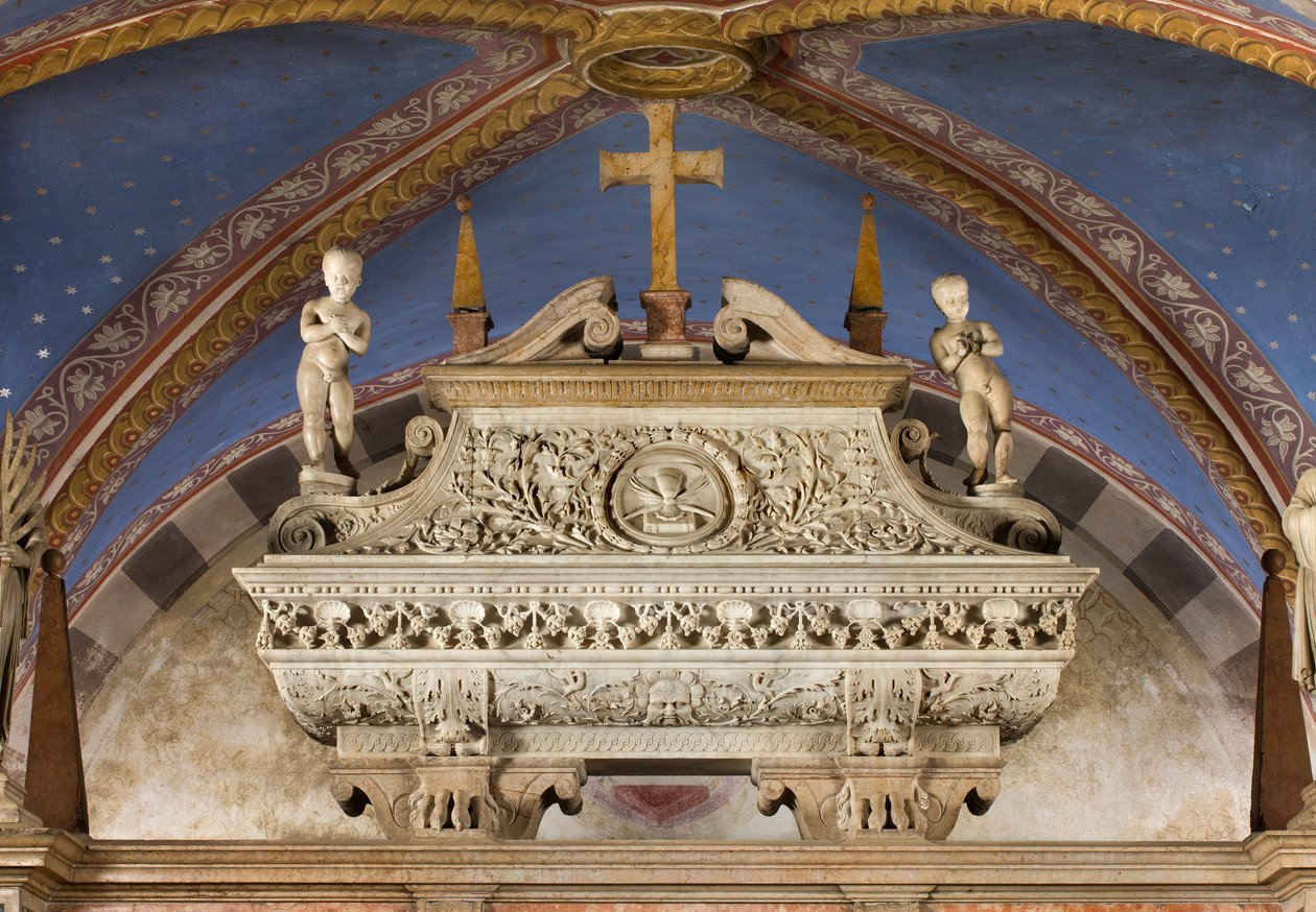 Krypta, ark av heliga Marcellinus och Peter Exorcist, Sarkofag med statyer av St. Marcelino och St. Peter Exorcist, Benedetto Briosco 1506-08 av Benedetto Briosco