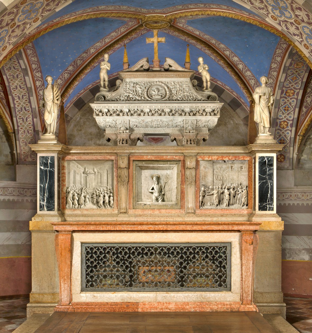 Krypta, högaltare med de heliga Marcellinos och Peter Exorcists ark, framförd av Benedetto Briosco 1506-08, omkomponerad av Matteo Galletti 1609 av Benedetto Briosco