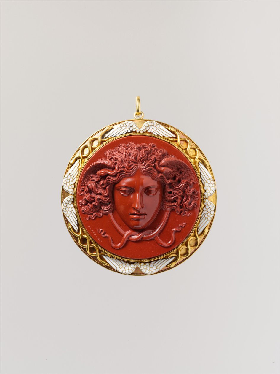 Head of Medusa (röd jaspis monterad i guld med vit emalj) av Benedetto Pistrucci