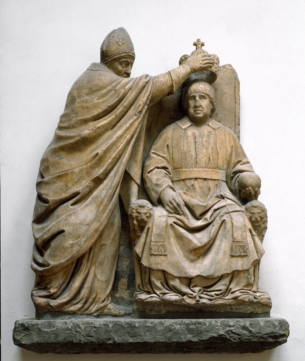 Kardinal Latino av Carlo Orsini (1410-1477) kröner Ferdinand II av Aragon (1452-1516) Marmorskulptur av Benedetto da Maiano (1442-1497). Florens, Bargellos nationalmuseum av Benedetto da Maiano