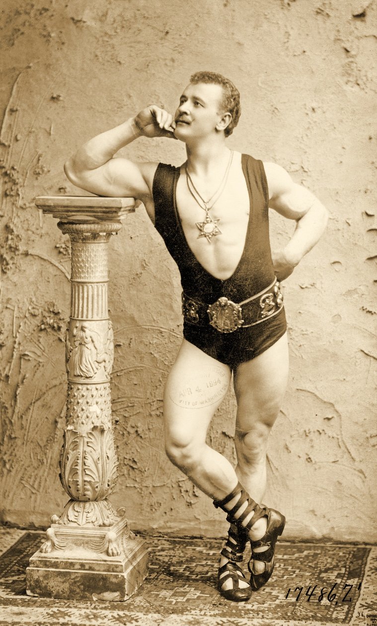 Eugen Sandow, i klassisk grekisk-romersk pose, ca 1894 av Benjamin J. Falk
