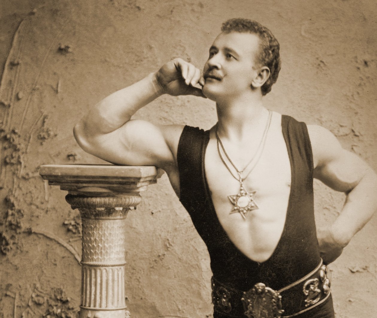 Eugen Sandow, i klassisk antik grekisk-romersk pose, c.1894 av Benjamin J. Falk