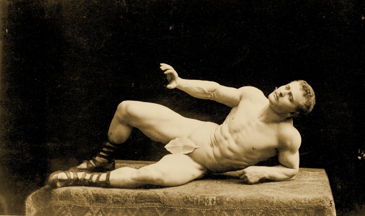 Eugen Sandow, i klassisk grekisk-romersk pose med ett fikonblad, ca 1894 av Benjamin J. Falk