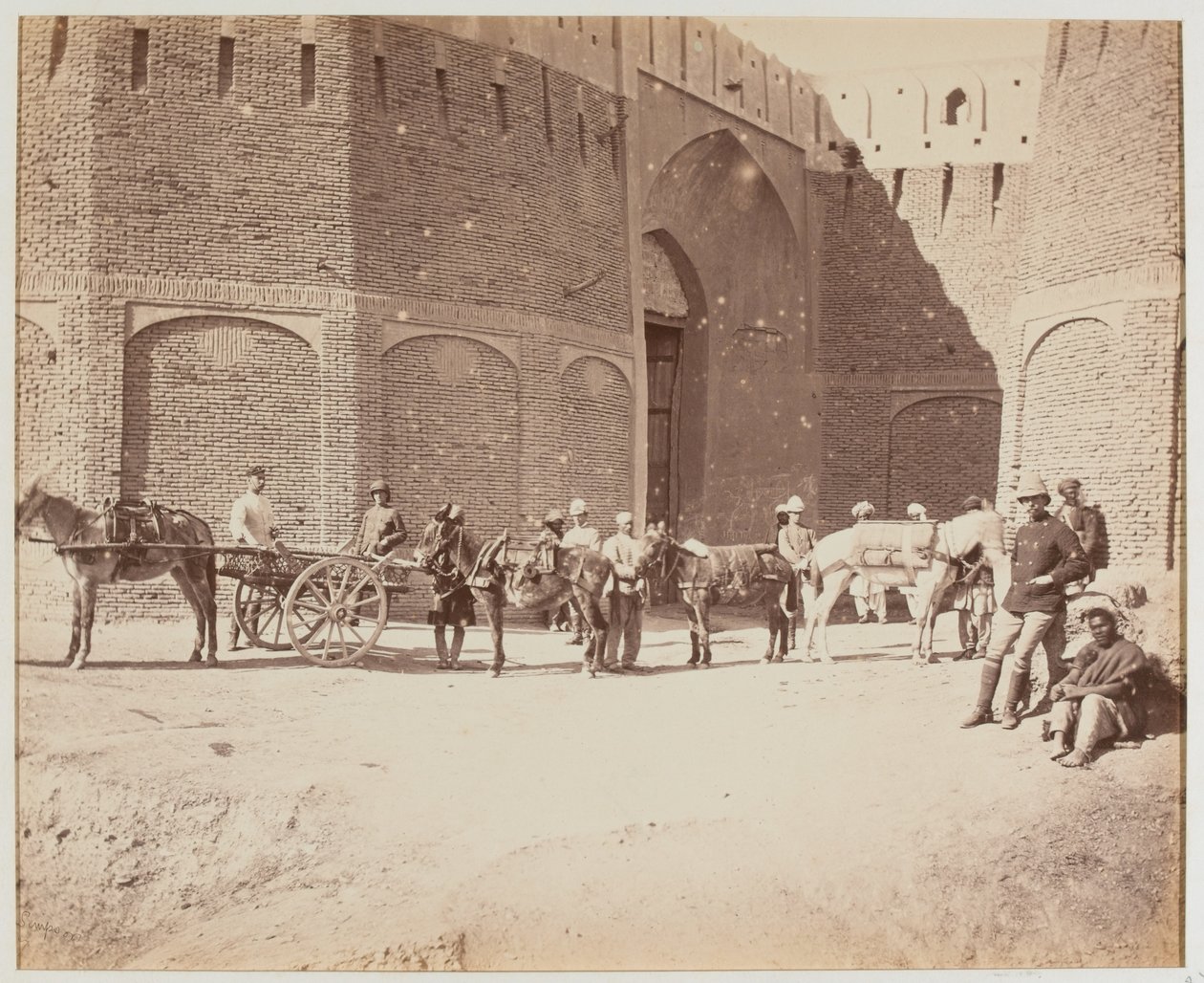Durani Gate, Heyland Cart och Pack Mules, som visar de olika typerna av packsadlar, Kandahar av Benjamin Simpson