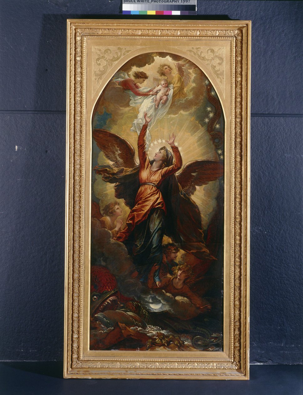 Kvinnan klädd i solen flyr från drakens förföljelse av Benjamin West