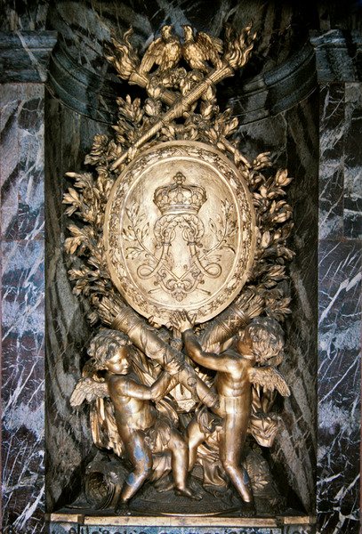 Skulptur på trappan till Escalier de la Reine som symboliskt firar Ludvig XIV:s och Marie-Therese av Österrikes bröllop. av Benoit or Massou Masson