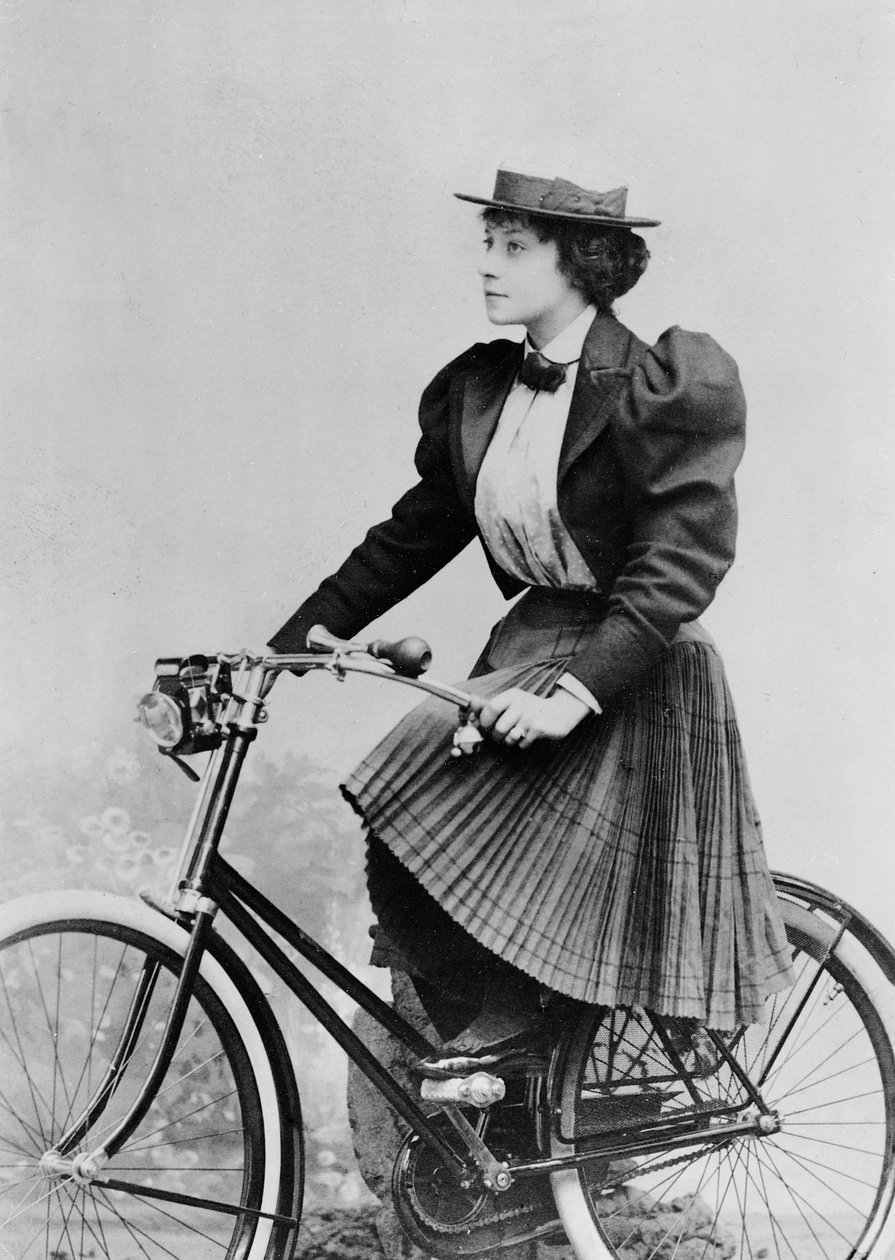 Julia Denis på cykel, 1893 (svart foto) av Benque Studio