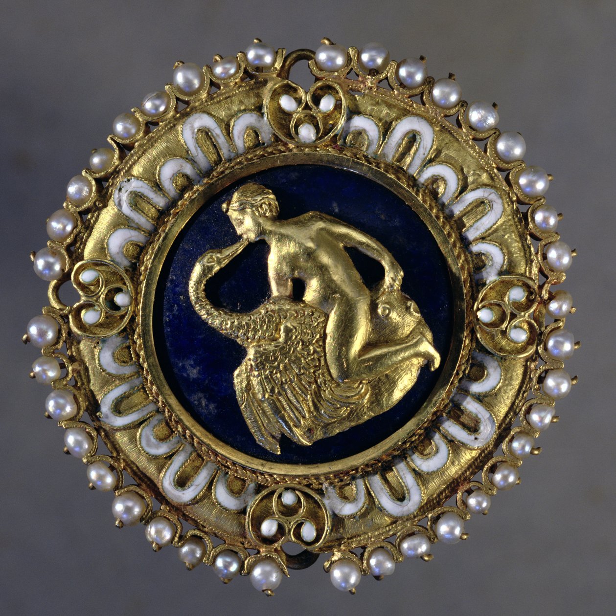 Brosch dekorerad med en scen av Leda och svanen (guld, lapis lazuli och pärlor) av Benvenuto Cellini